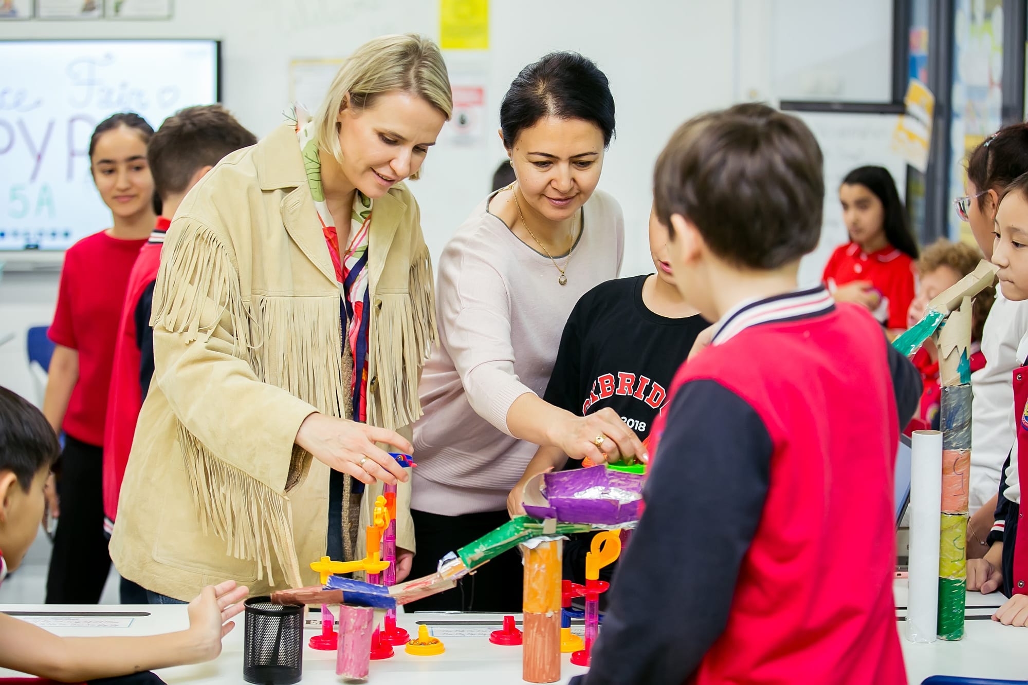 MYP bilim fuarında öğrenciler ve öğretmenler